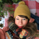 Anna Emilia Laitinen on Tampereella asuva kuvittaja, jonka luontoaiheisia maalauksia on julkaistu ympäri maailman. Hän on kuvittanut yhden lastenkirjan Italiaan, kaksi Ranskaan ja uusin julkaistaan Yhdysvalloissa. Luonnoskirjan sivuille hän piirtää mieluiten puutaloja, majoja, telttoja sekä puitten lehtiä. Viimeiset kaksi luettua kirjaa ovat Margaret Atwoodin Orjattaresi sekä Einar Már Guðmundssonin Pyöreän portaikon ritarit, jonka sivulle joku oli piirtänyt mustekynällä tulivuoren.