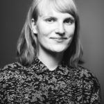 Aino Louhi on tamperelainen kuvataiteilija ja kuvittaja, jonka tuotanto koostuu värikkäistä akryylimaalauksista, lastenkirjakuvituksista, omaelämäkerrallisista sarjakuvista sekä piirustus- ja esineinstallaatioista. Tällä hetkellä Louhi tekee aikuisille suunnattua kuvakirjaa ja maalaa töitä seuraavaan näyttelyynsä.