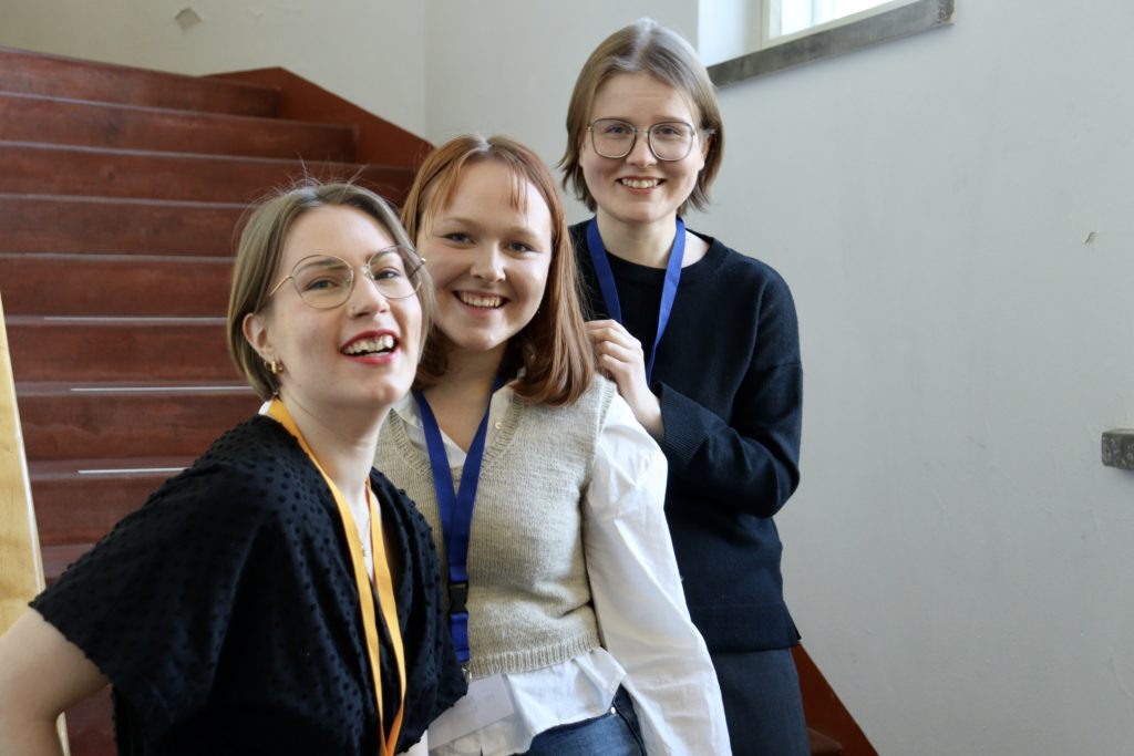 Sara Snellman, Saara Vuotila ja Sofia Sandison seisovat portailla.